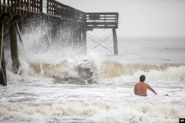 一名冲浪者在南卡罗来纳州艾尔姆岛(Isle of Palms)迎接热带风暴黛比(Tropical Storm Debby)来临时的巨浪,时间为2024年8月7日。
